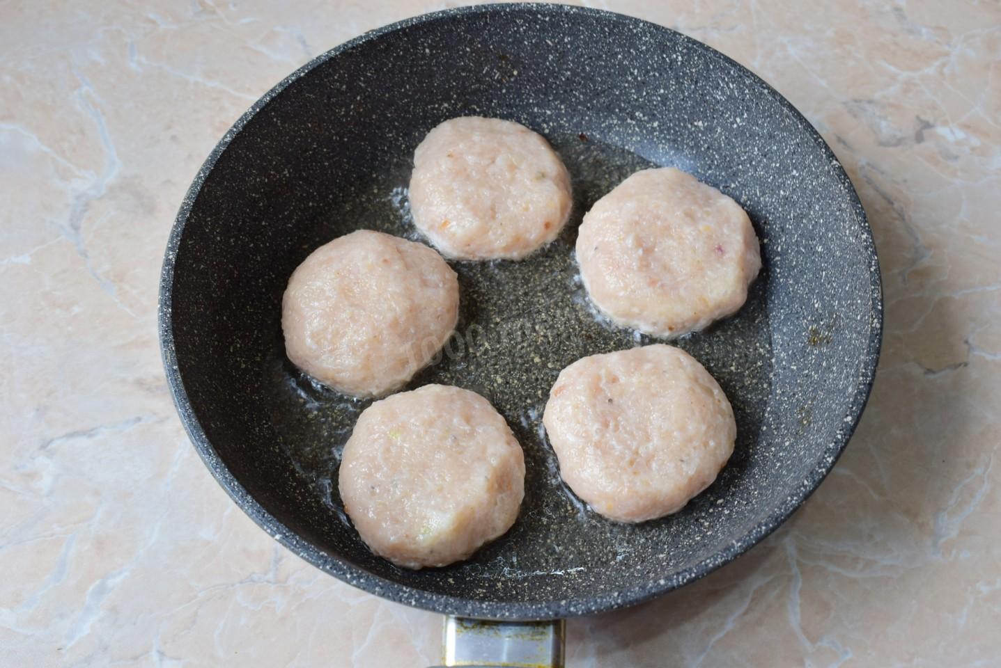 Шаг 5 приготовления Котлеты из фарша индейки на сковороде