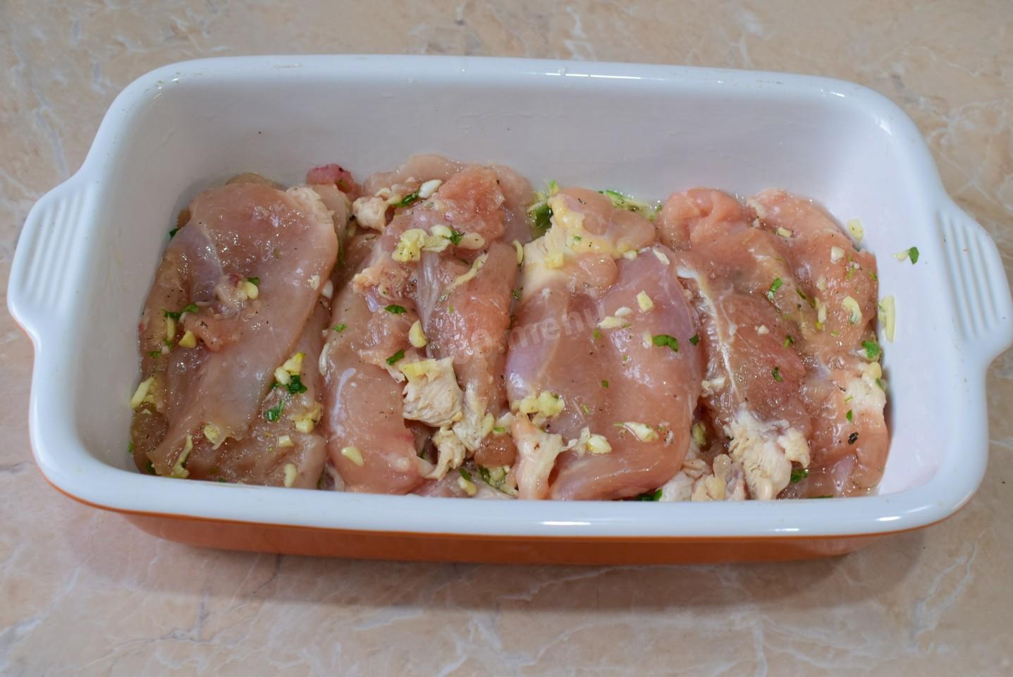 Шаг 8 приготовления Куриное филе грудки под шубой в духовке