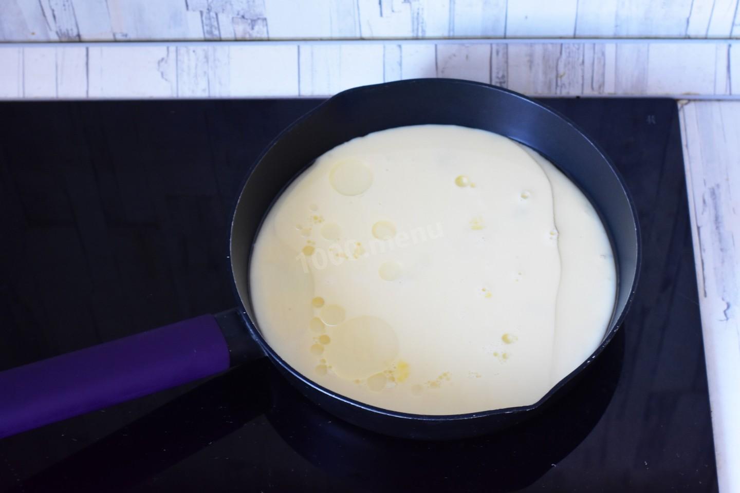 Шаг 6 приготовления Омлет на сковороде с колбасой и помидорами