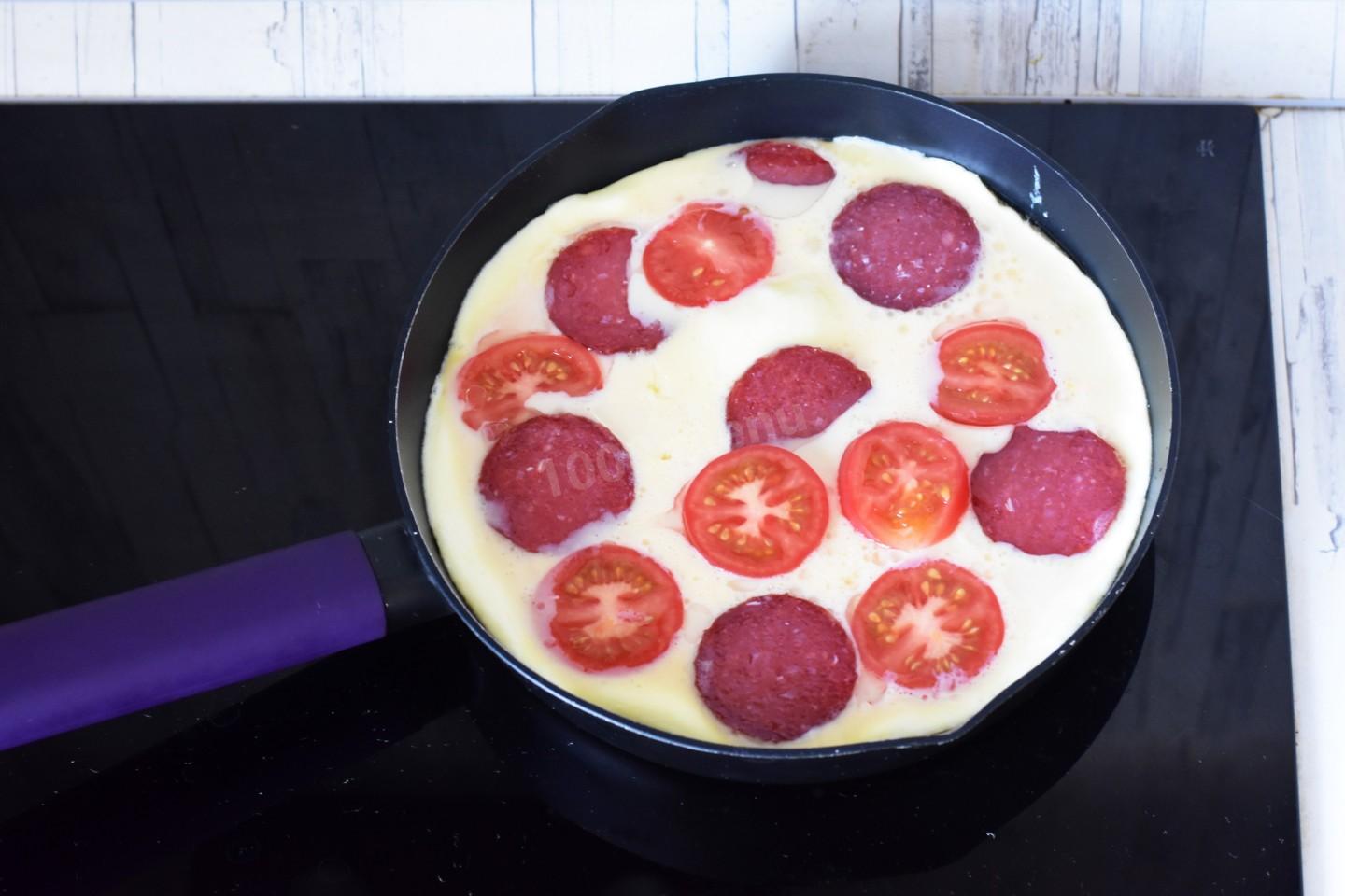Шаг 7 приготовления Омлет на сковороде с колбасой и помидорами
