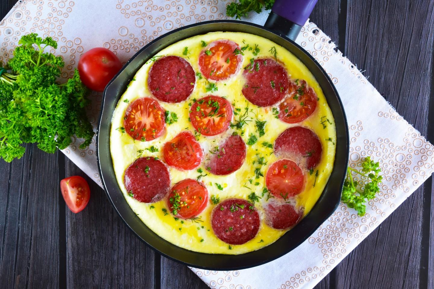 Шаг 9 приготовления Омлет на сковороде с колбасой и помидорами