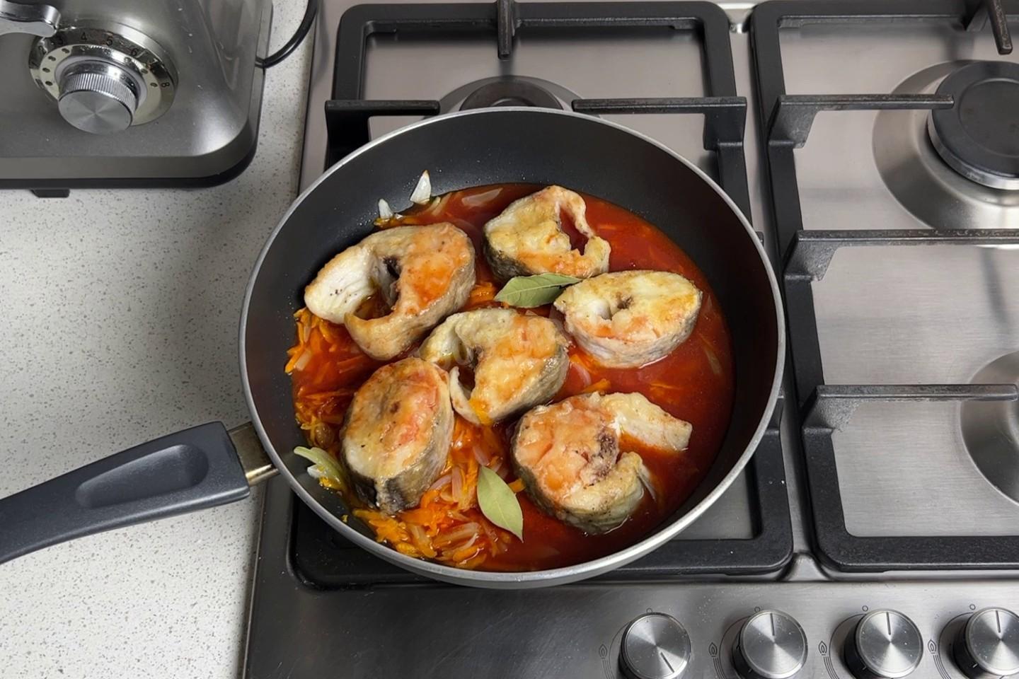 Шаг 6 приготовления Рыба с морковью и луком на сковороде