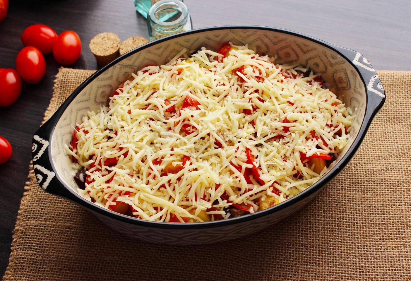 Шаг 8 приготовления Картошка с грибами и помидорами в духовке