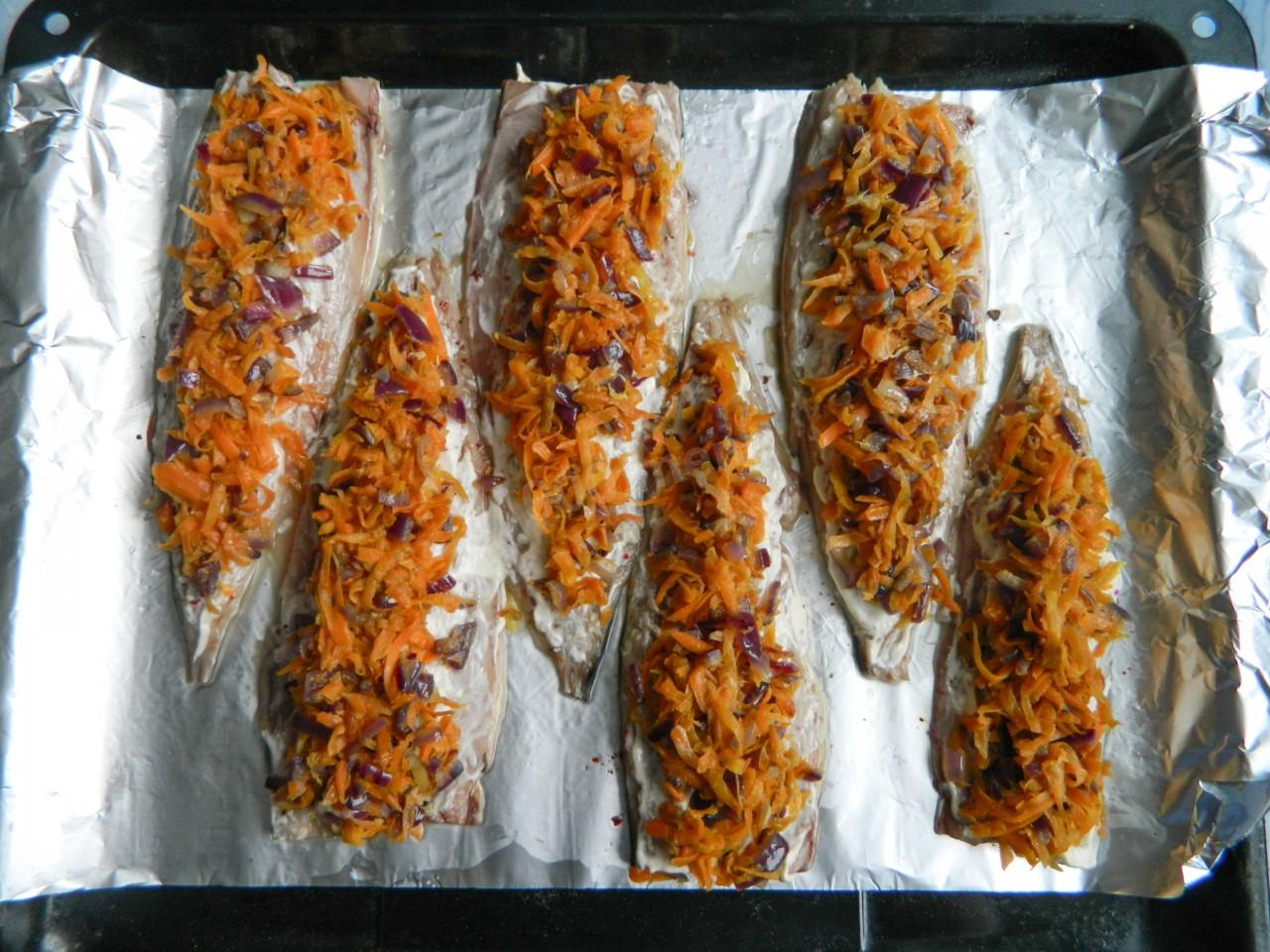 Шаг 9 приготовления Скумбрия с луком и морковью в духовке запеченная