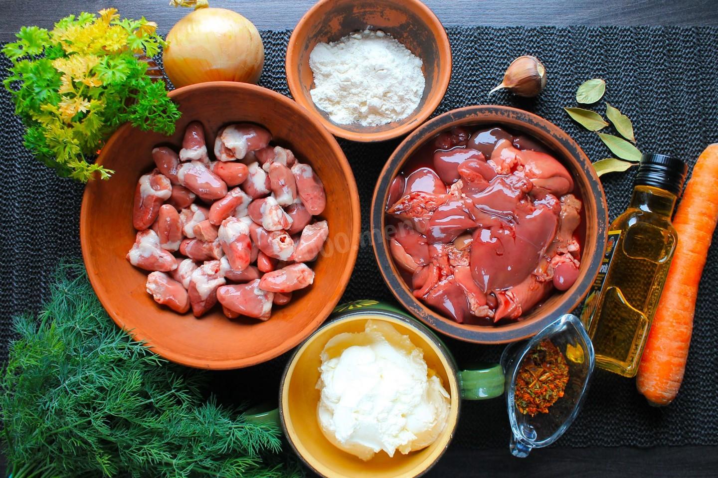 Шаг 1 приготовления Куриные сердечки и печень в сметане на сковороде