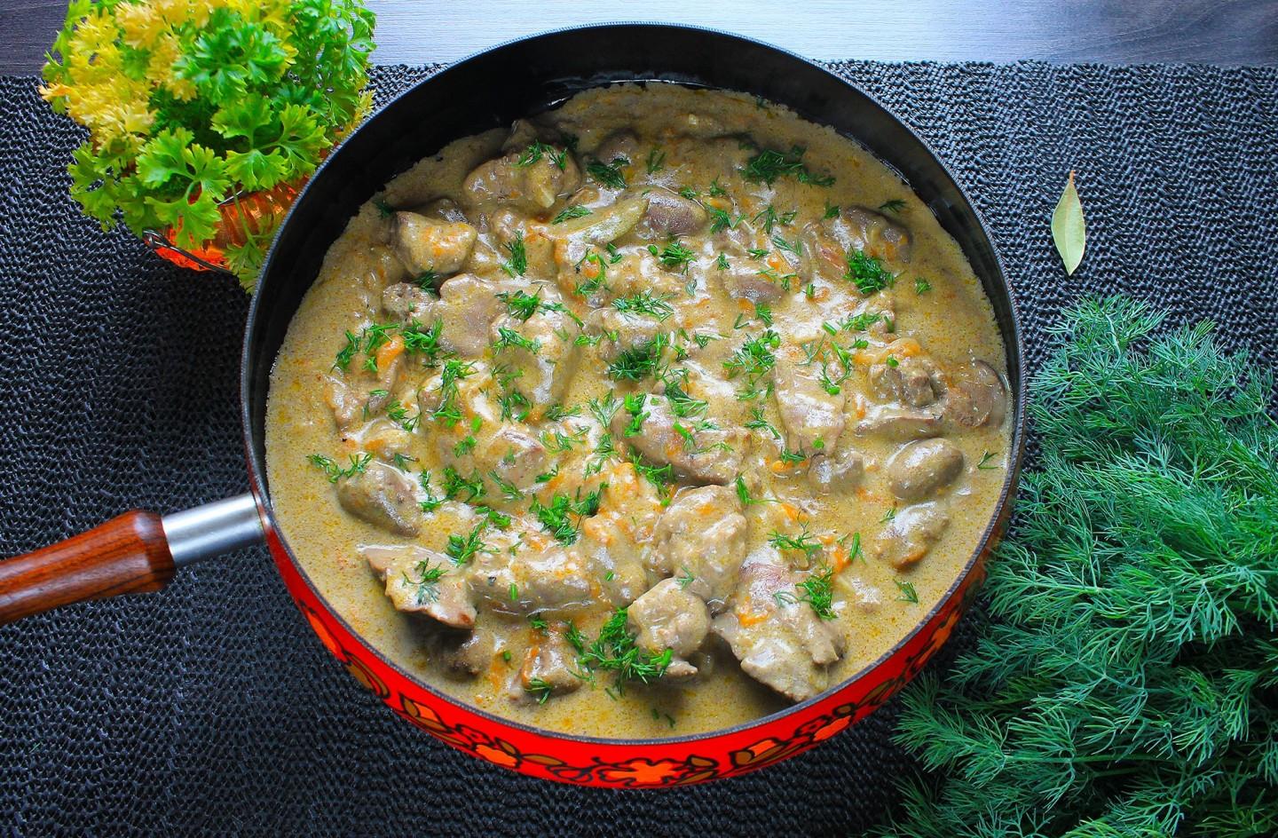 Шаг 10 приготовления Куриные сердечки и печень в сметане на сковороде