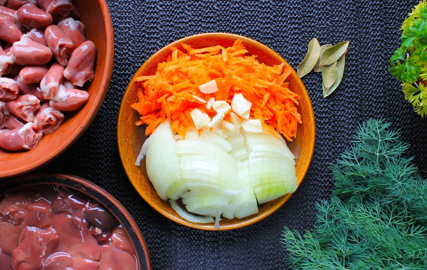 Шаг 3 приготовления Куриные сердечки и печень в сметане на сковороде