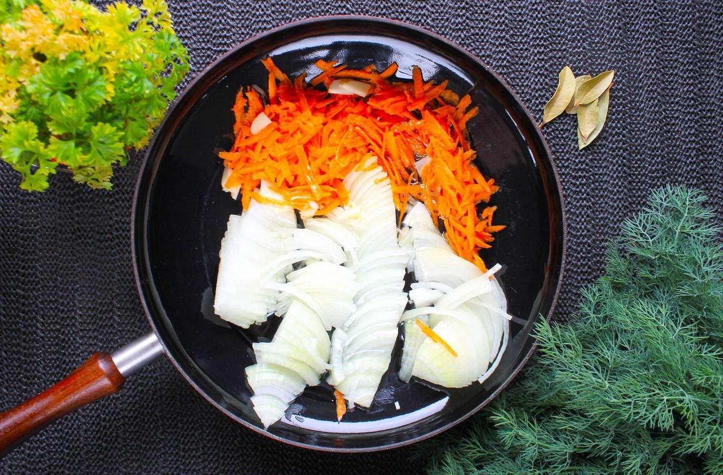 Шаг 4 приготовления Куриные сердечки и печень в сметане на сковороде