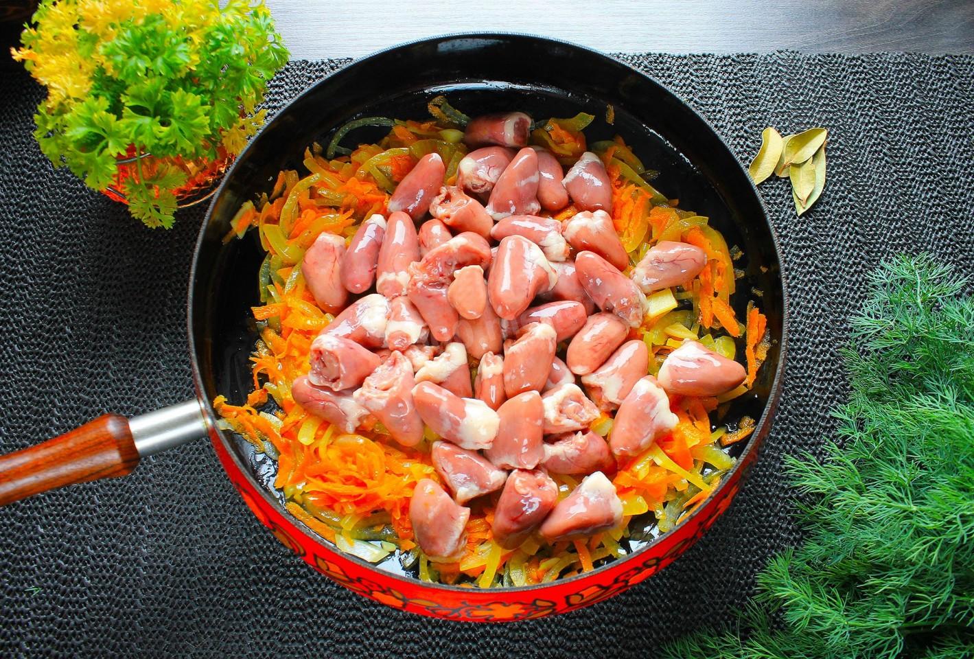 Шаг 5 приготовления Куриные сердечки и печень в сметане на сковороде