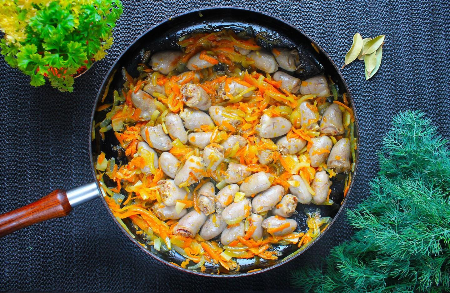 Шаг 6 приготовления Куриные сердечки и печень в сметане на сковороде