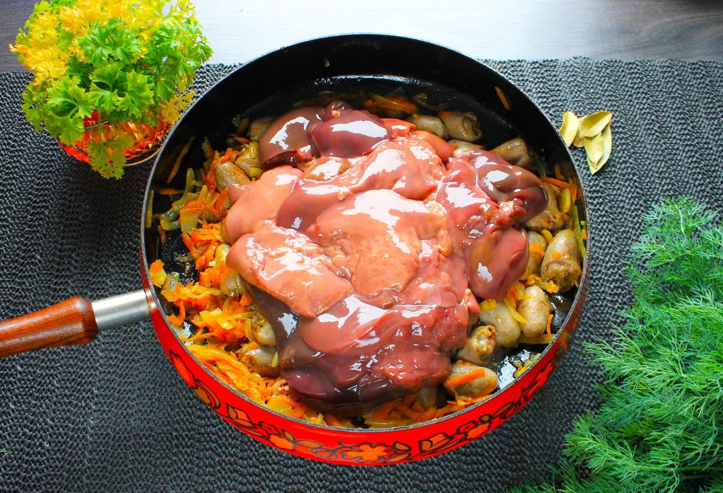 Шаг 7 приготовления Куриные сердечки и печень в сметане на сковороде