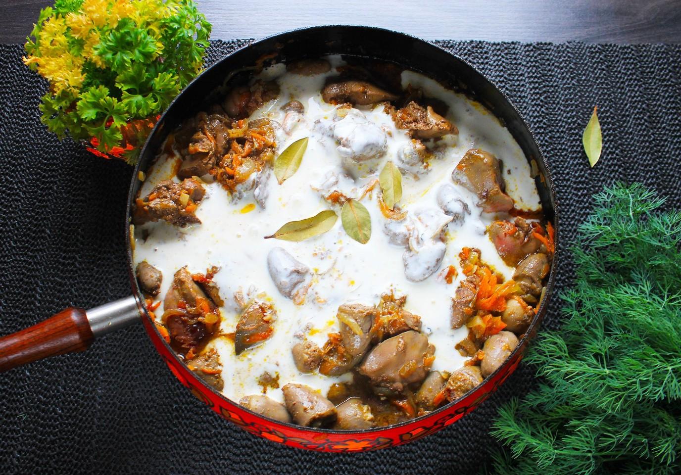 Шаг 9 приготовления Куриные сердечки и печень в сметане на сковороде