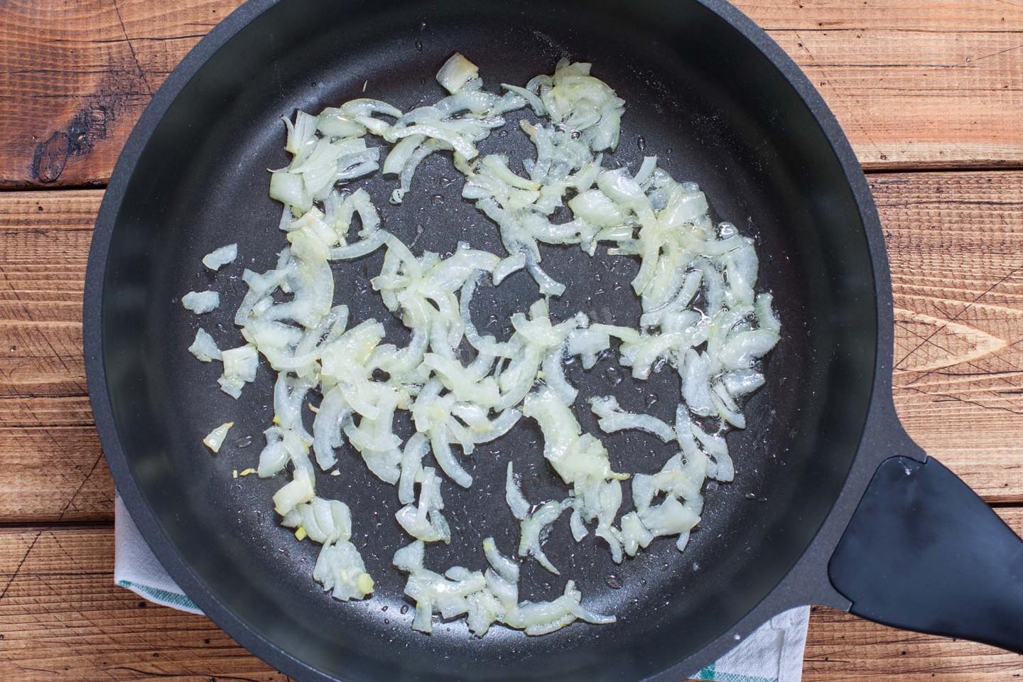 Шаг 3 приготовления Фрикасе из курицы классический