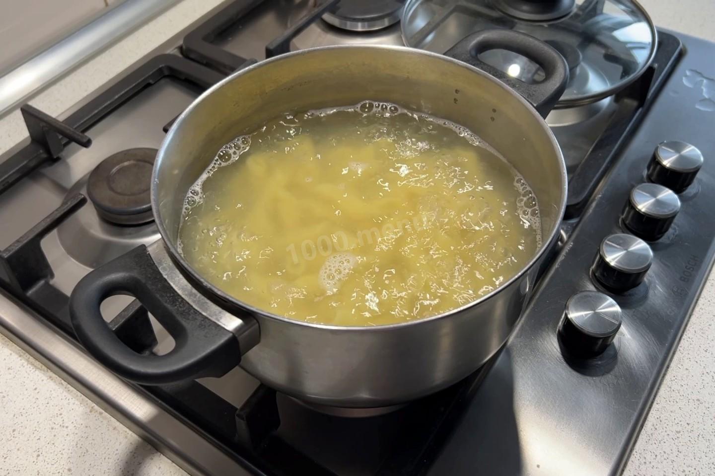Шаг 2 приготовления Макароны со сметаной и сыром
