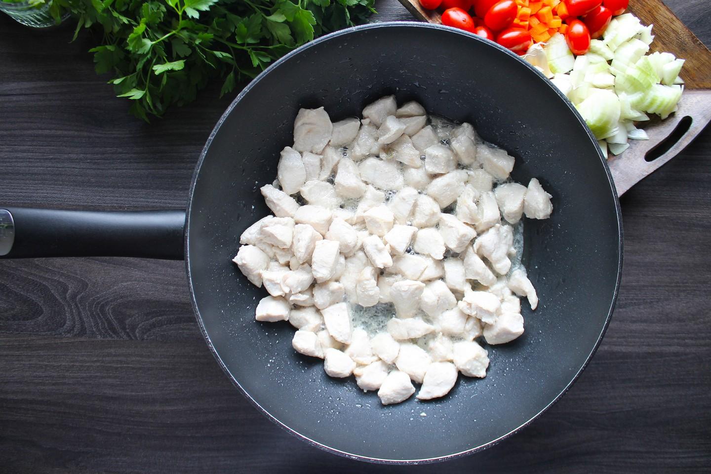 Шаг 3 приготовления Паэлья с курицей