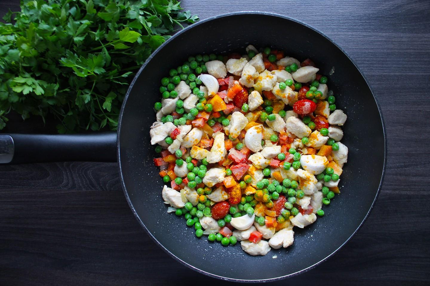 Шаг 6 приготовления Паэлья с курицей