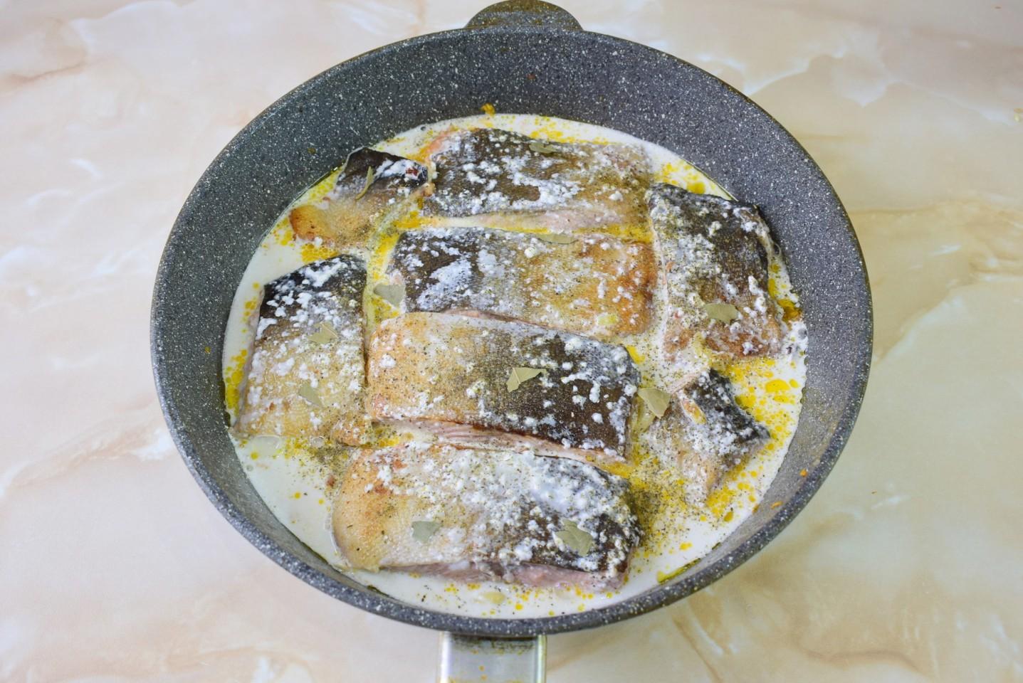 Шаг 7 приготовления Горбуша в майонезе с луком и морковкой сочная
