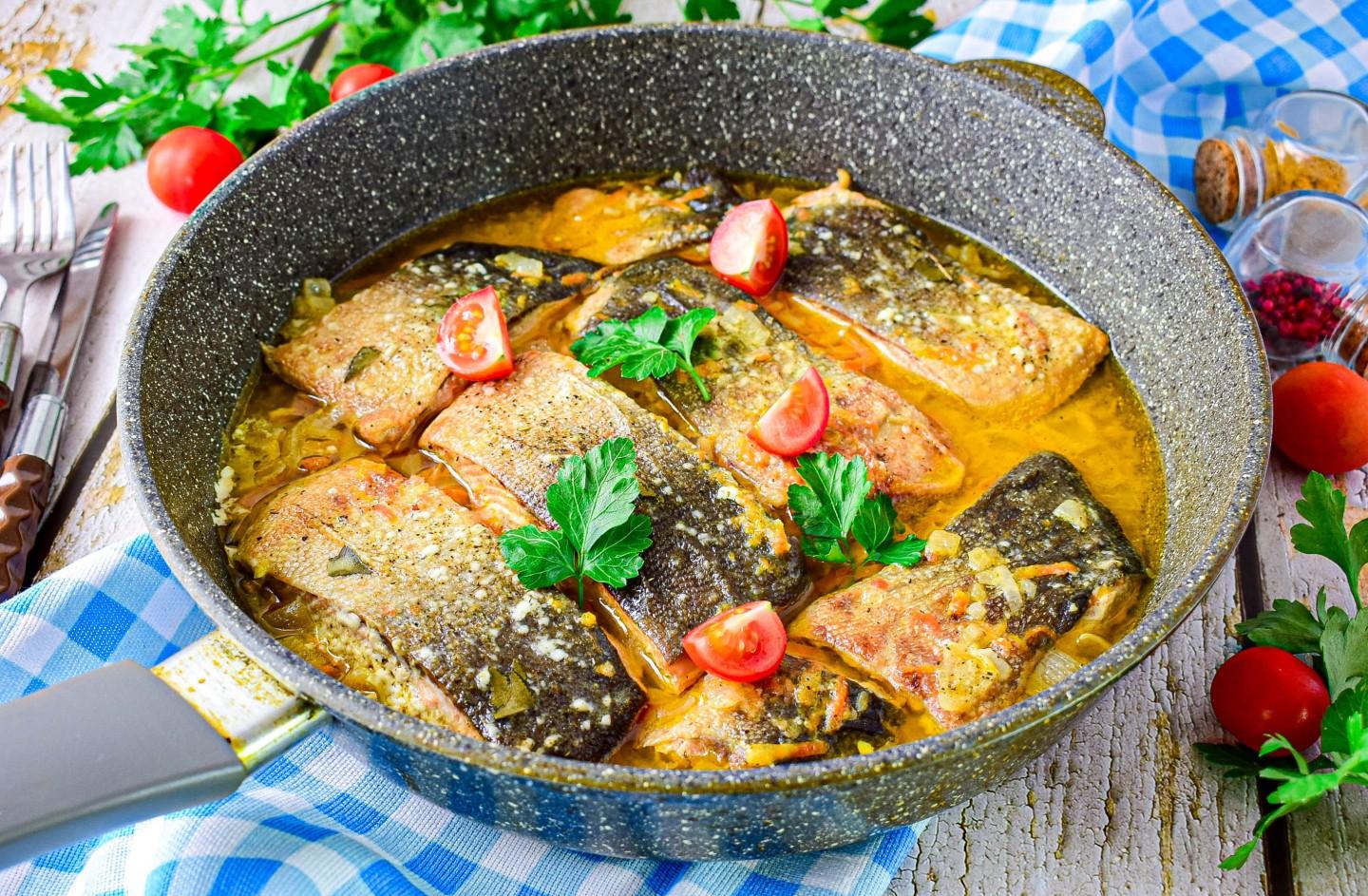 Шаг 8 приготовления Горбуша в майонезе с луком и морковкой сочная