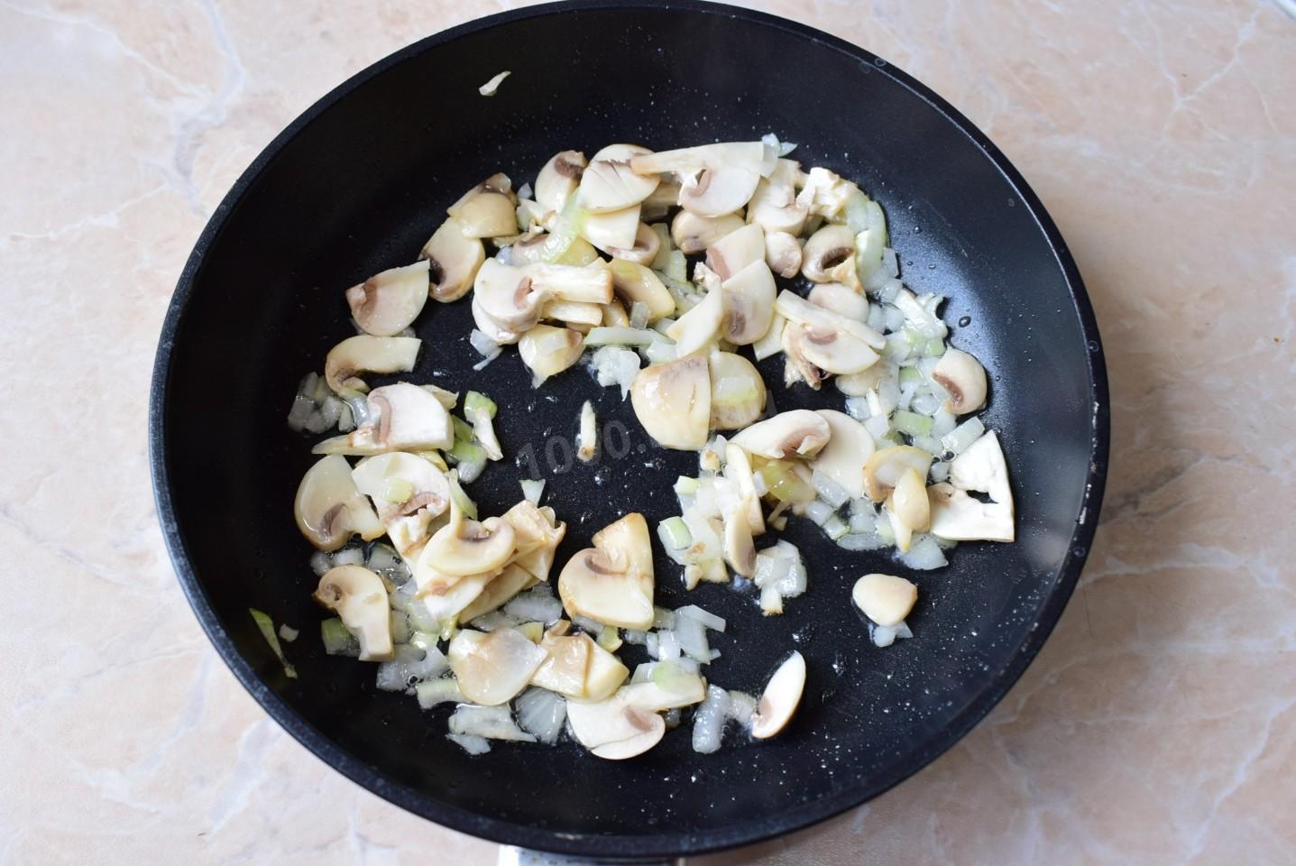 Шаг 2 приготовления Мясо по французски на сковороде с картошкой свинина