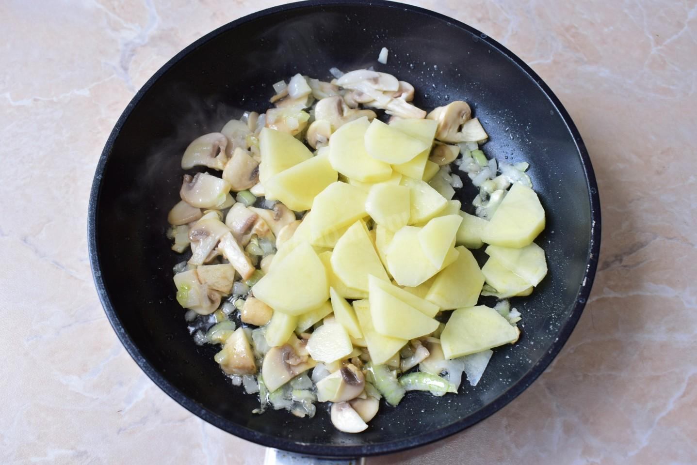 Шаг 3 приготовления Мясо по французски на сковороде с картошкой свинина