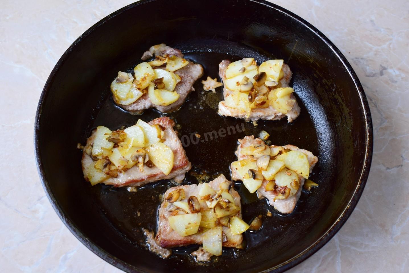 Шаг 5 приготовления Мясо по французски на сковороде с картошкой свинина