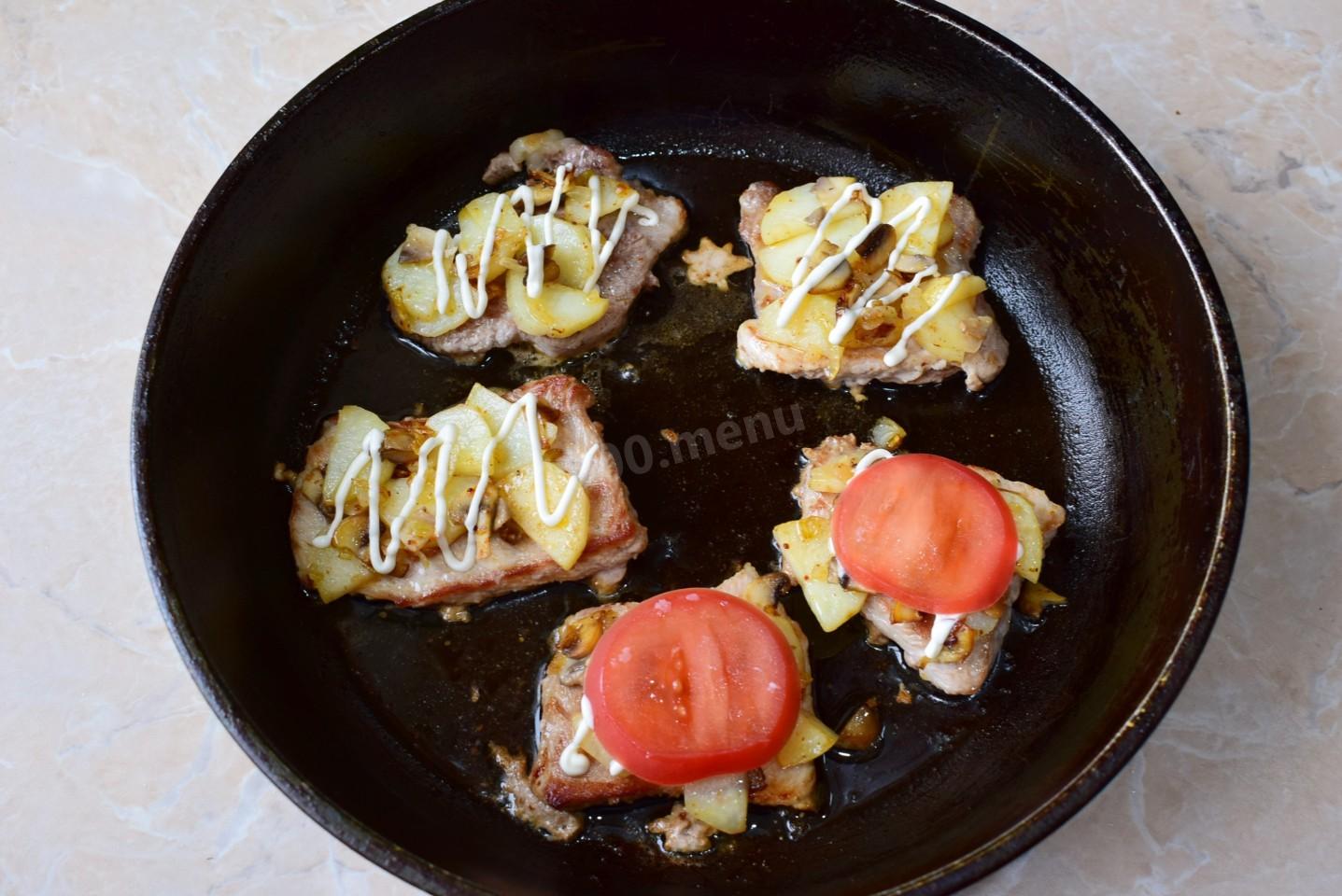 Шаг 6 приготовления Мясо по французски на сковороде с картошкой свинина