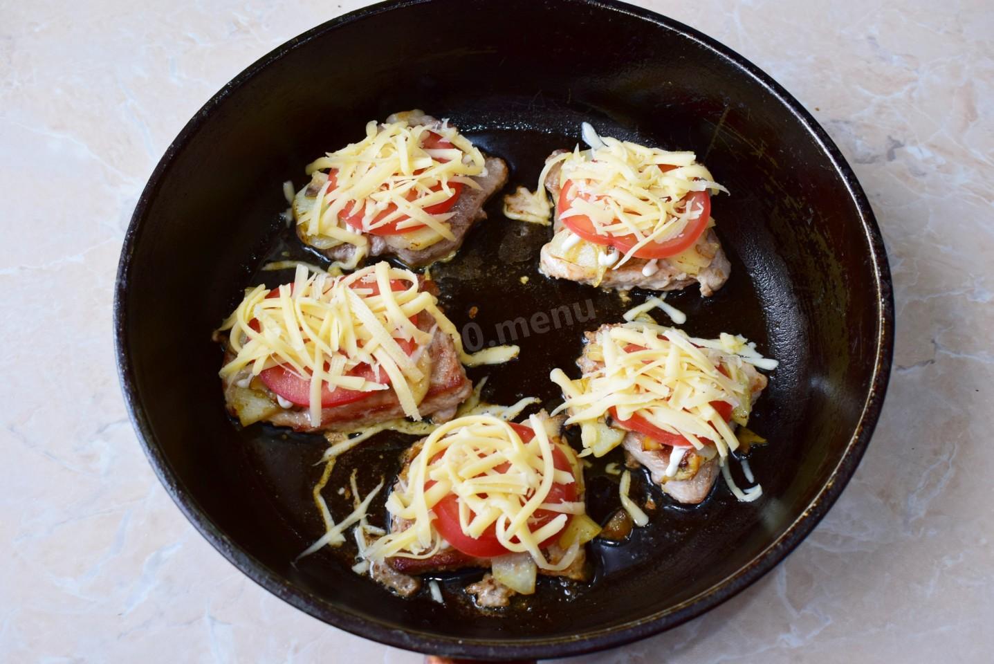 Шаг 7 приготовления Мясо по французски на сковороде с картошкой свинина