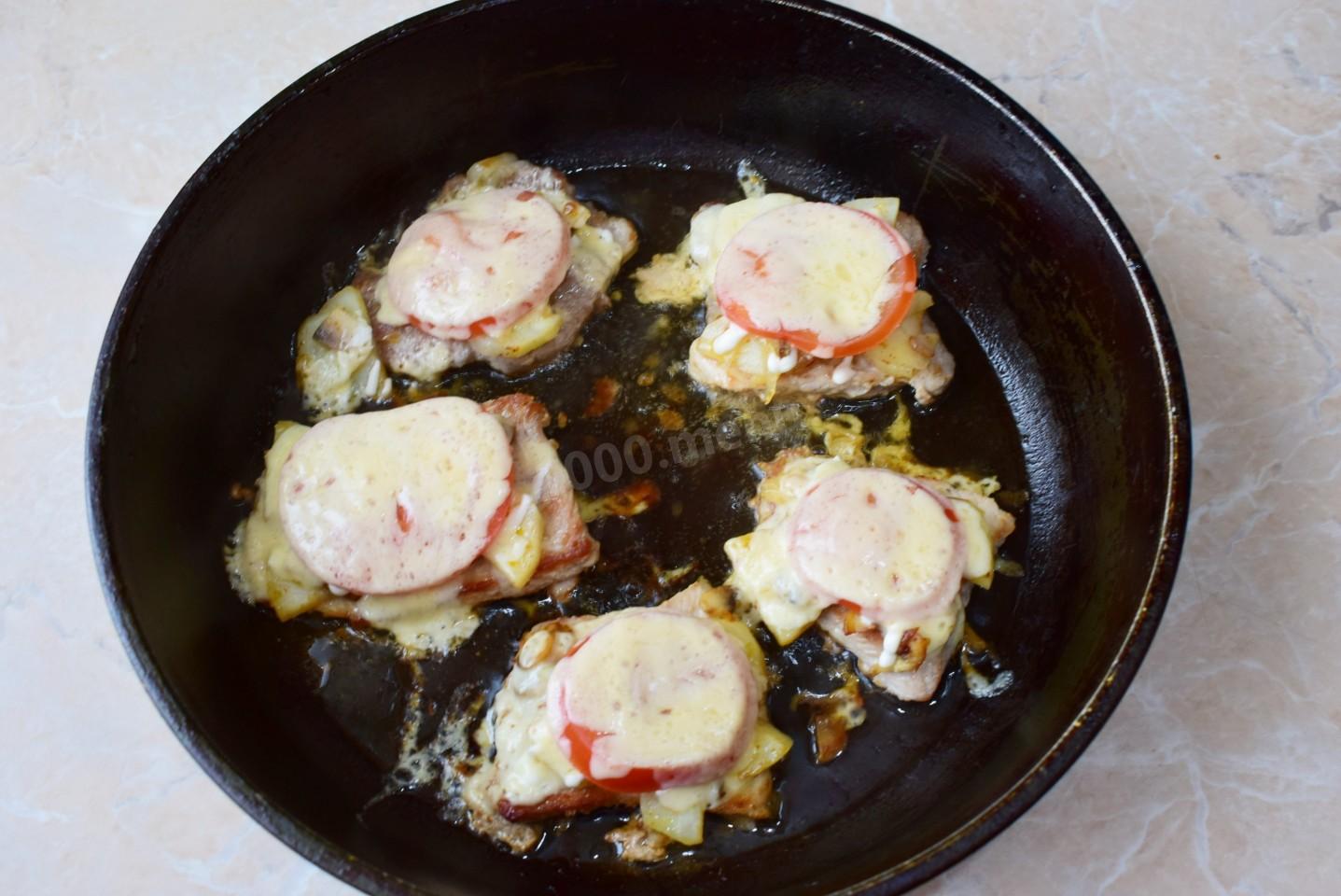 Шаг 8 приготовления Мясо по французски на сковороде с картошкой свинина