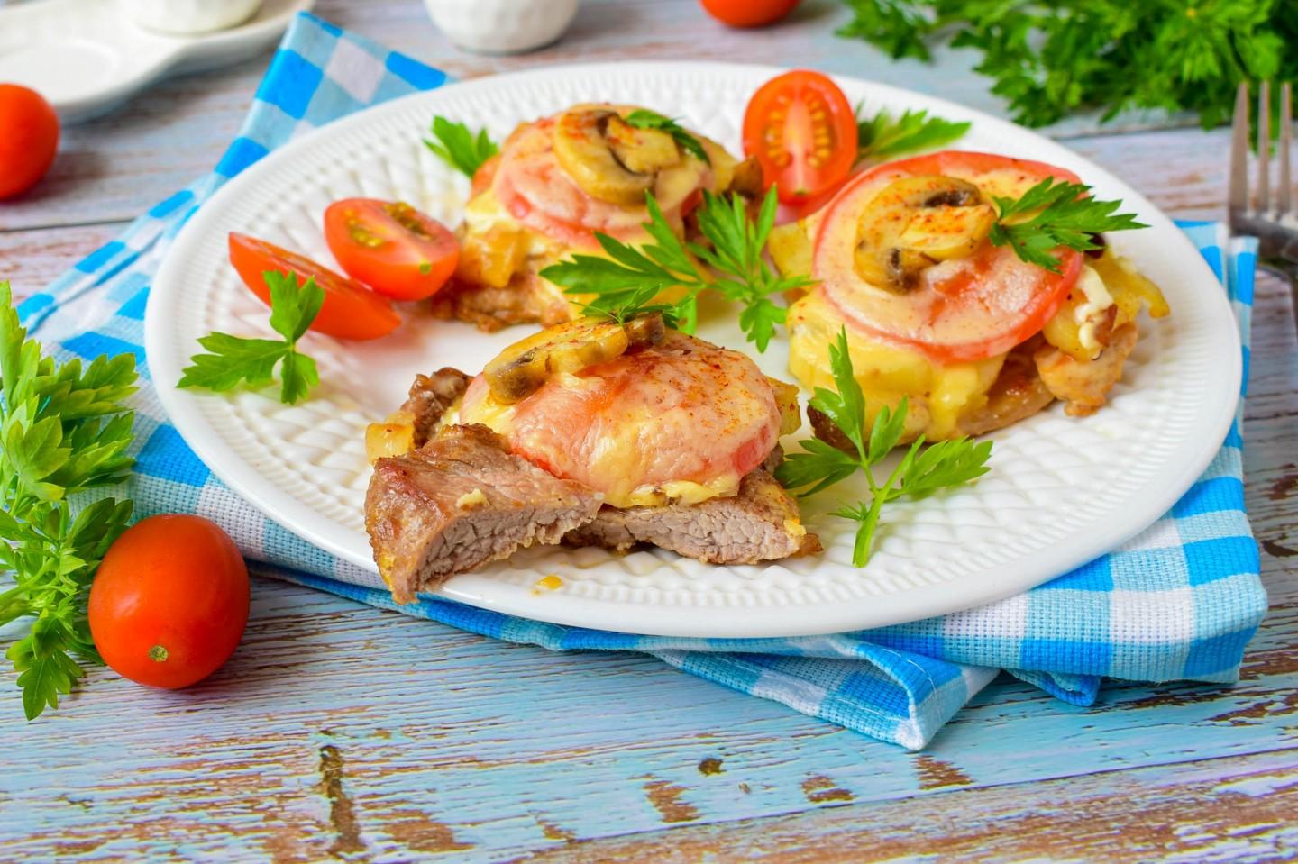 Шаг 9 приготовления Мясо по французски на сковороде с картошкой свинина