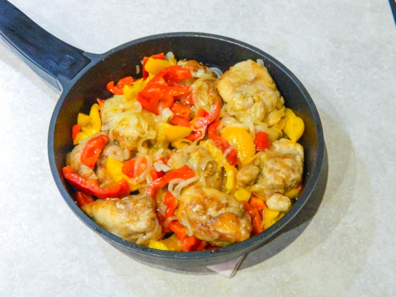 Шаг 13 приготовления Куриное филе в муке на сковороде