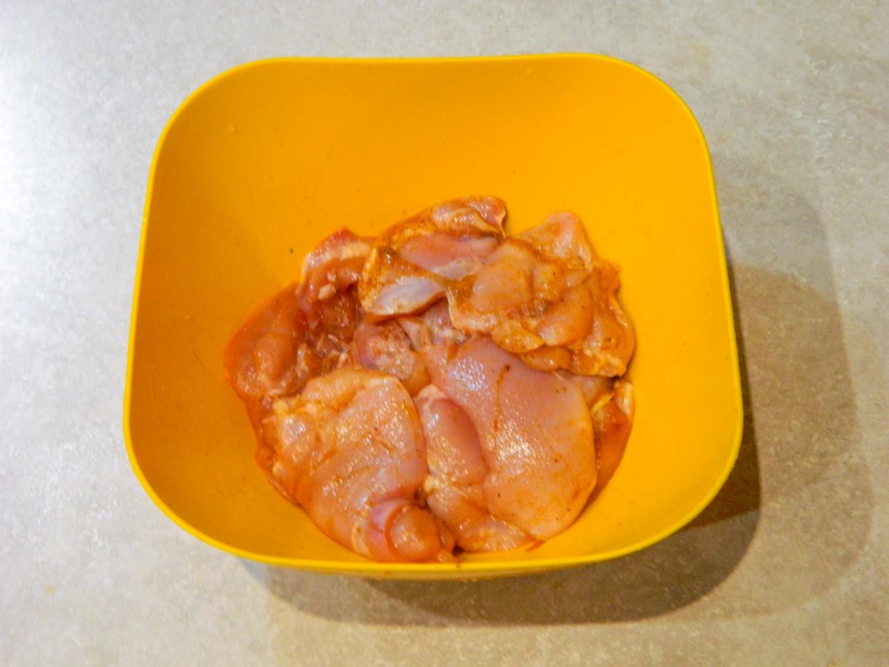 Шаг 3 приготовления Куриное филе в муке на сковороде