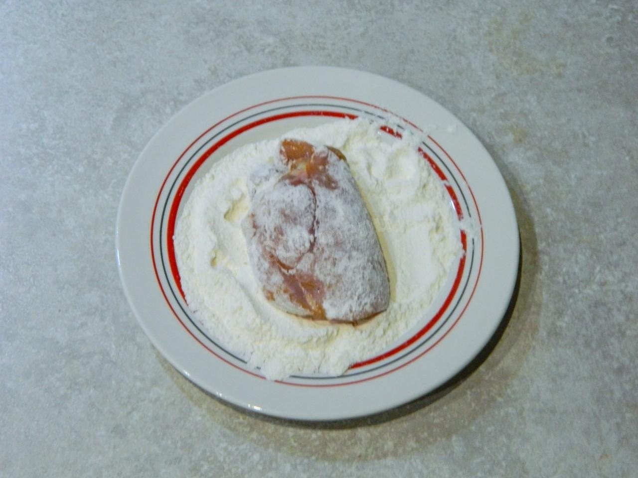 Шаг 7 приготовления Куриное филе в муке на сковороде