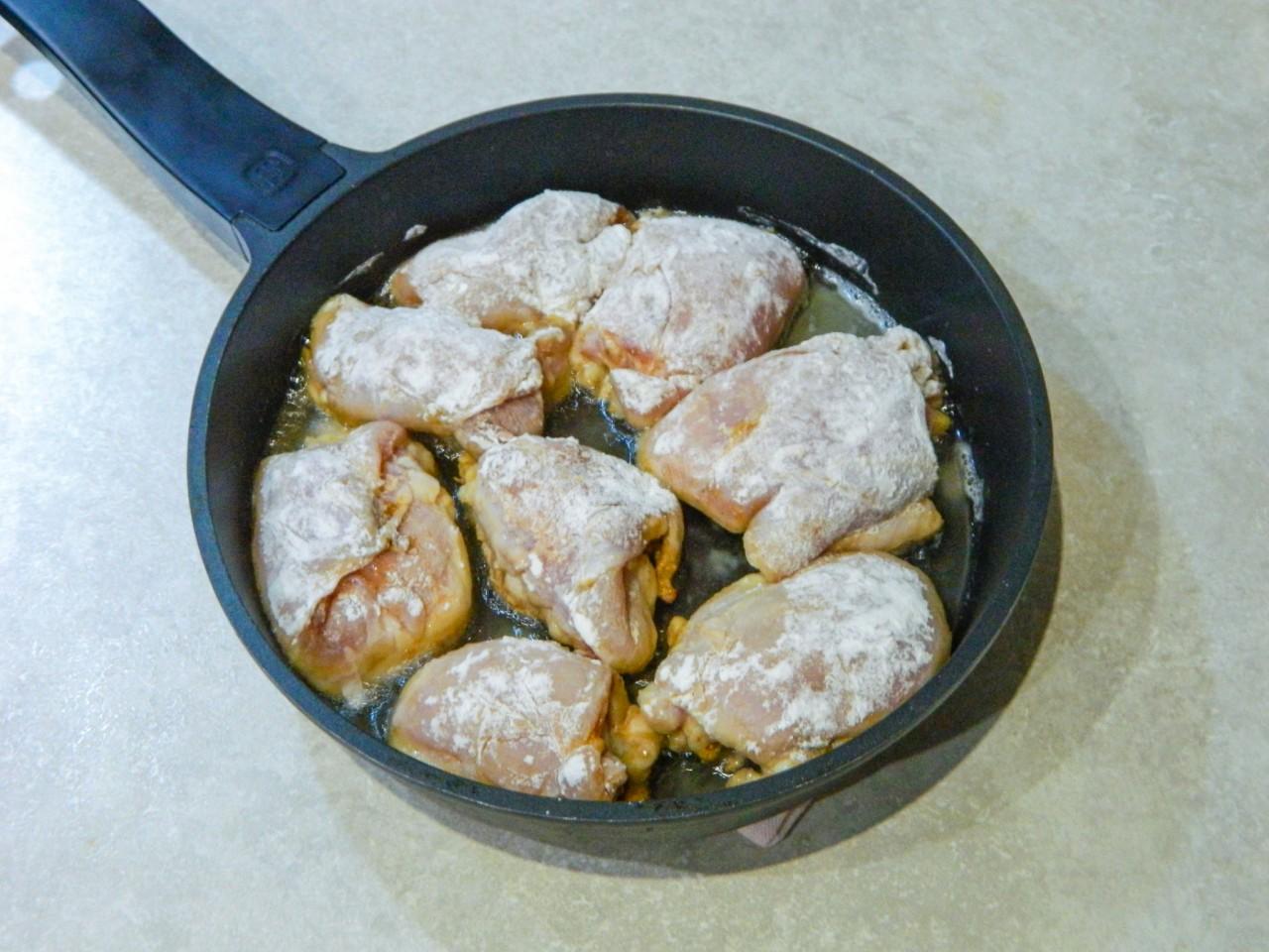 Шаг 8 приготовления Куриное филе в муке на сковороде
