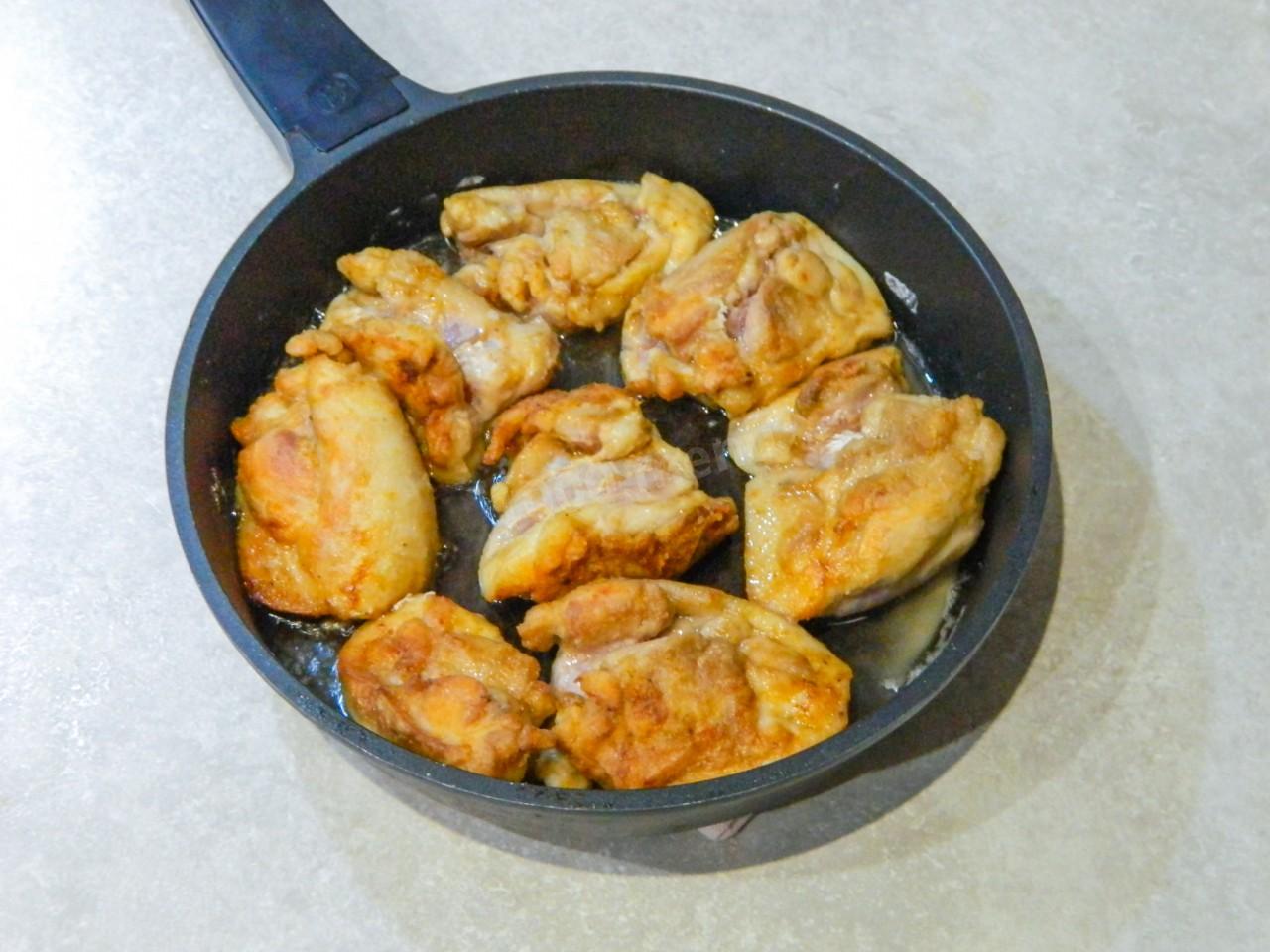 Шаг 9 приготовления Куриное филе в муке на сковороде
