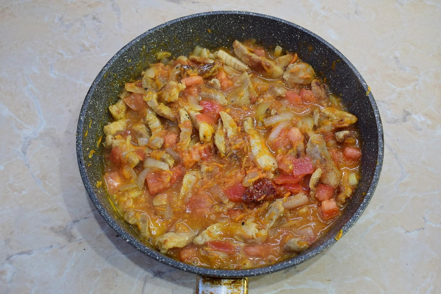 Шаг 8 приготовления Гуляш с морковью и луком из свинины