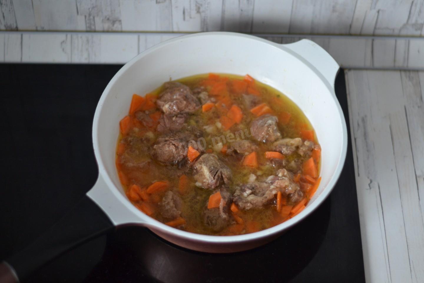 Шаг 6 приготовления Гречка с тушенкой на сковороде