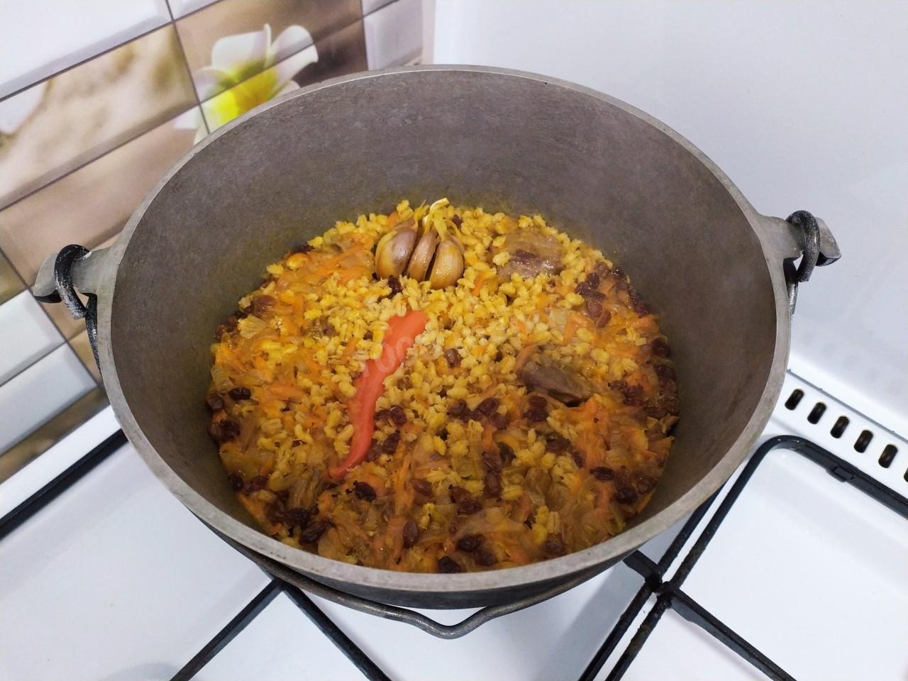 Шаг 12 приготовления Плов из перловки с мясом