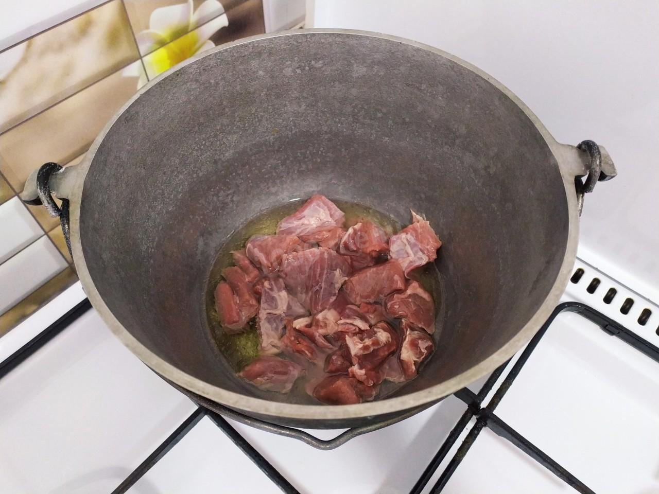 Шаг 3 приготовления Плов из перловки с мясом