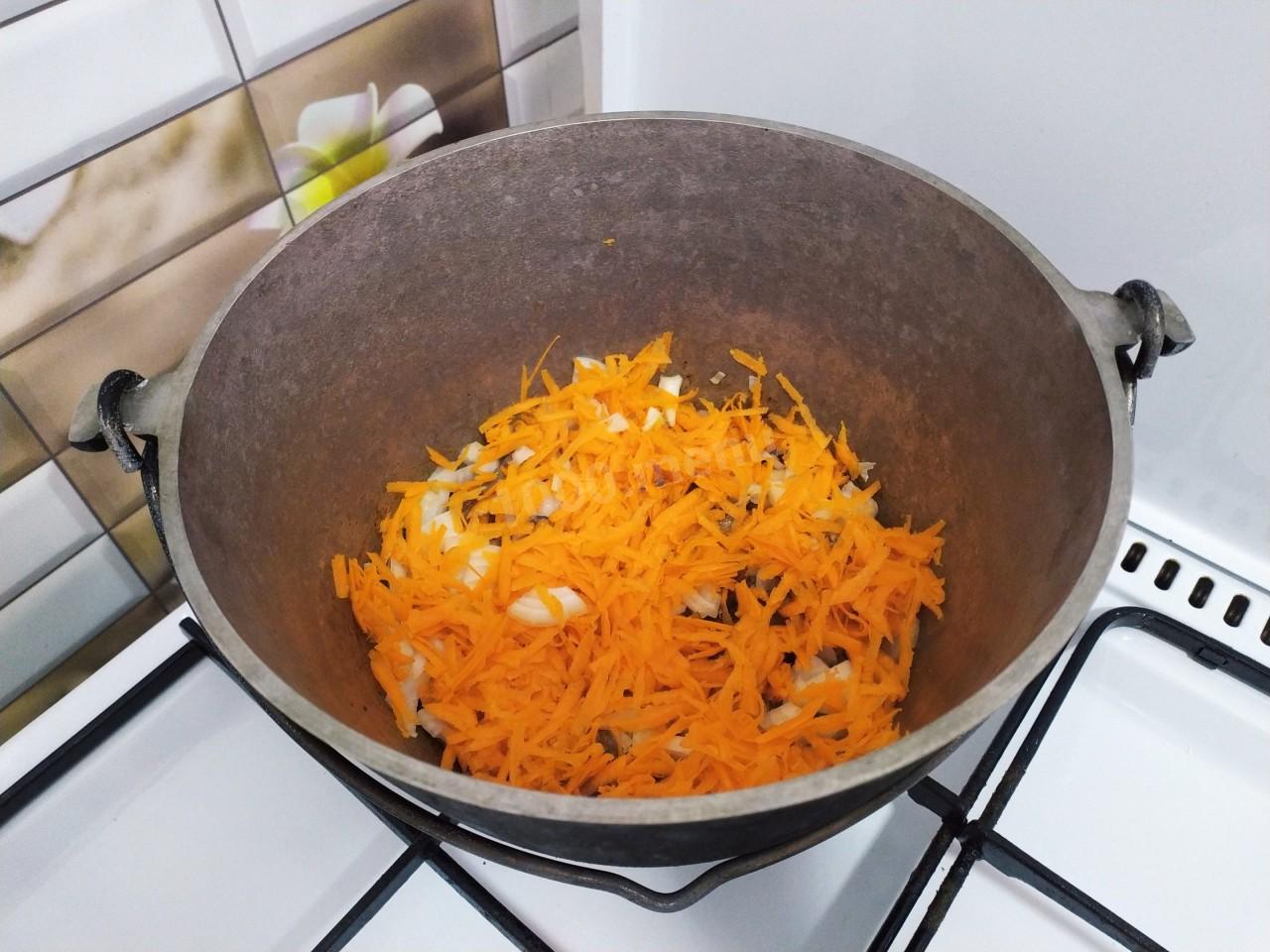 Шаг 6 приготовления Плов из перловки с мясом