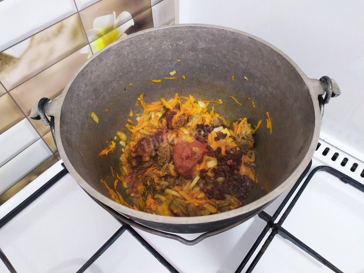 Шаг 7 приготовления Плов из перловки с мясом