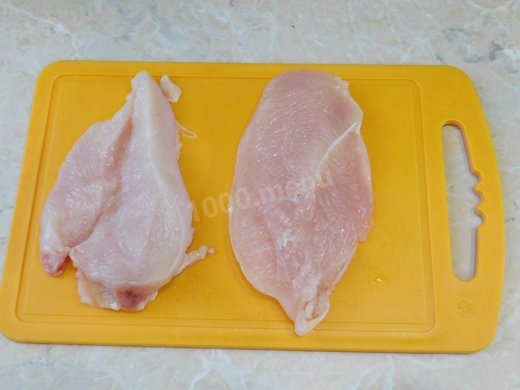 Шаг 1 приготовления Отбивная куриная грудка в духовке с сыром и помидорами
