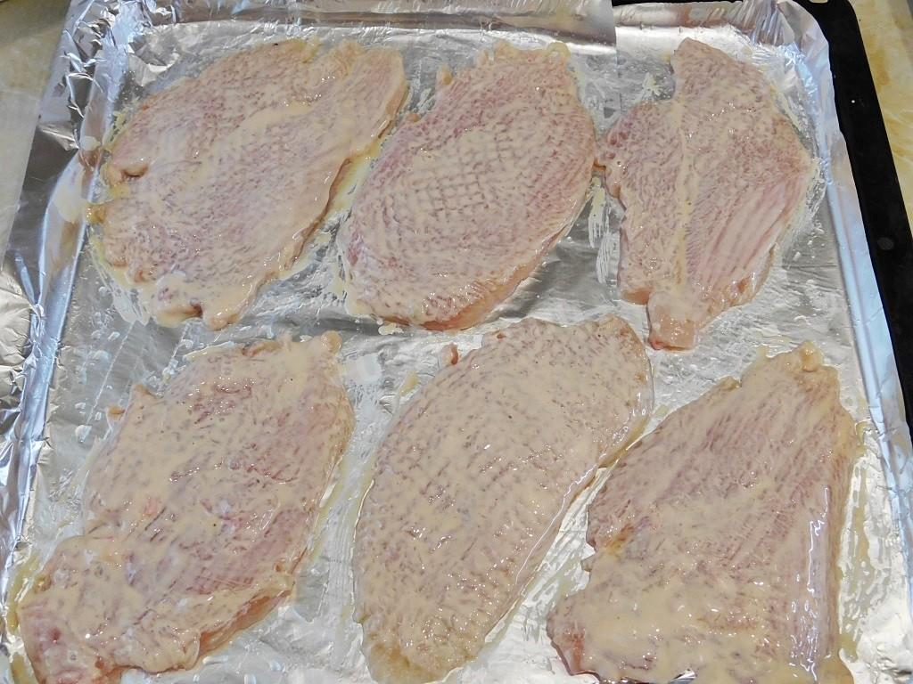 Шаг 3 приготовления Отбивная куриная грудка в духовке с сыром и помидорами