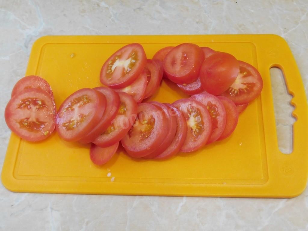 Шаг 4 приготовления Отбивная куриная грудка в духовке с сыром и помидорами