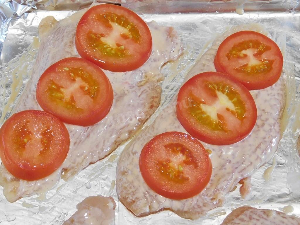 Шаг 5 приготовления Отбивная куриная грудка в духовке с сыром и помидорами
