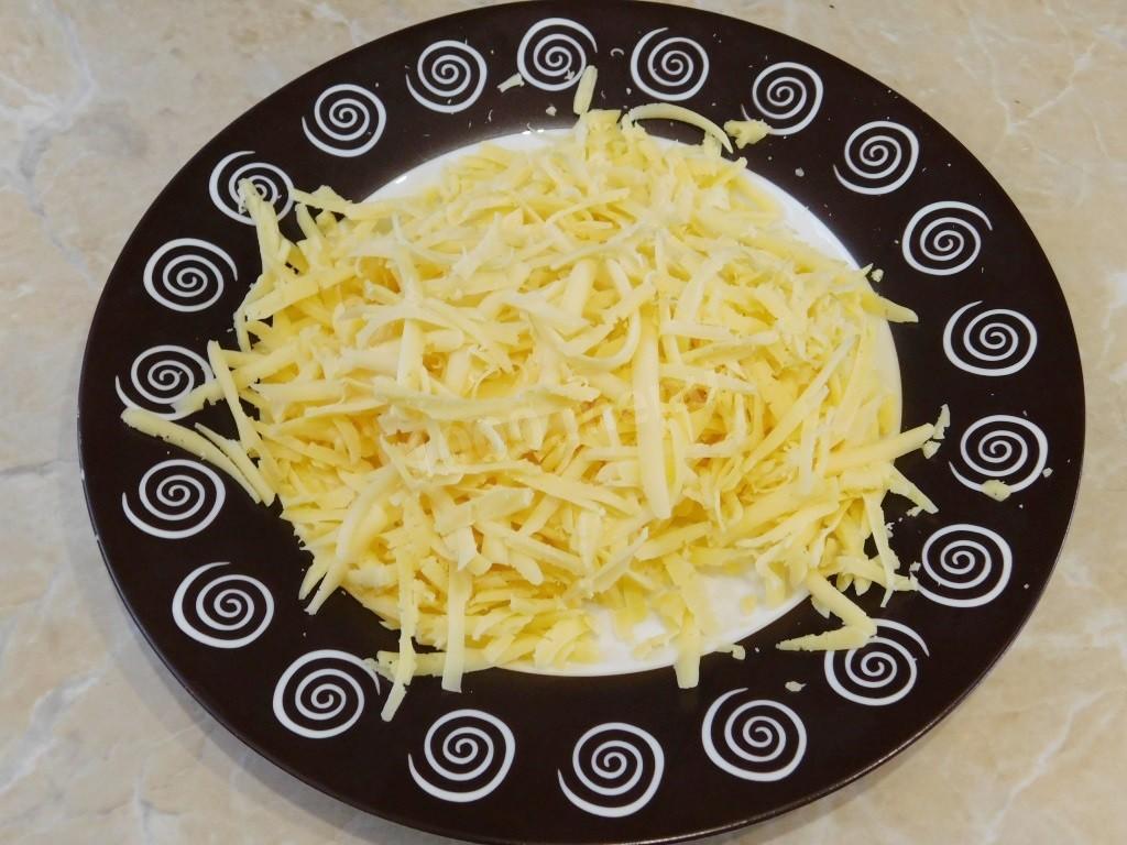Шаг 6 приготовления Отбивная куриная грудка в духовке с сыром и помидорами