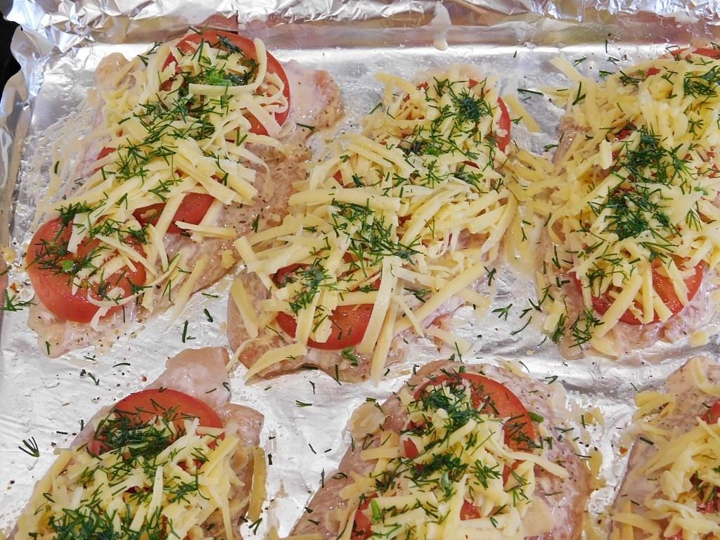 Шаг 7 приготовления Отбивная куриная грудка в духовке с сыром и помидорами