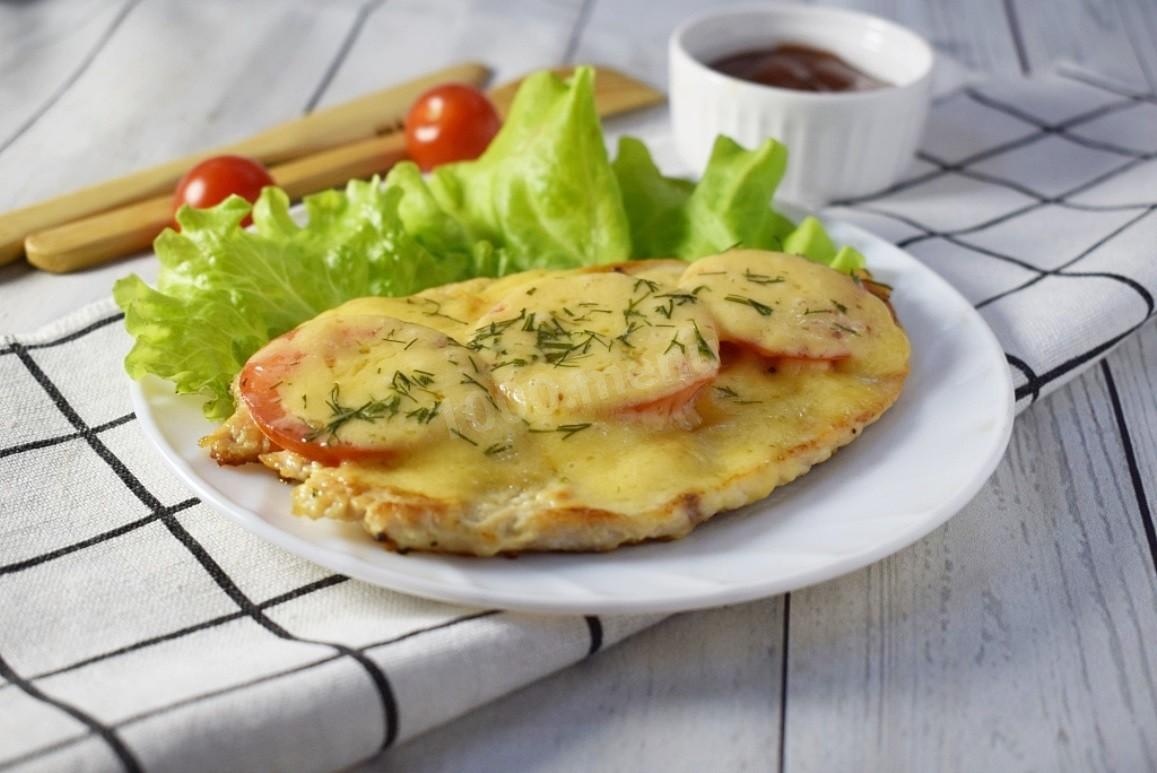 Шаг 8 приготовления Отбивная куриная грудка в духовке с сыром и помидорами