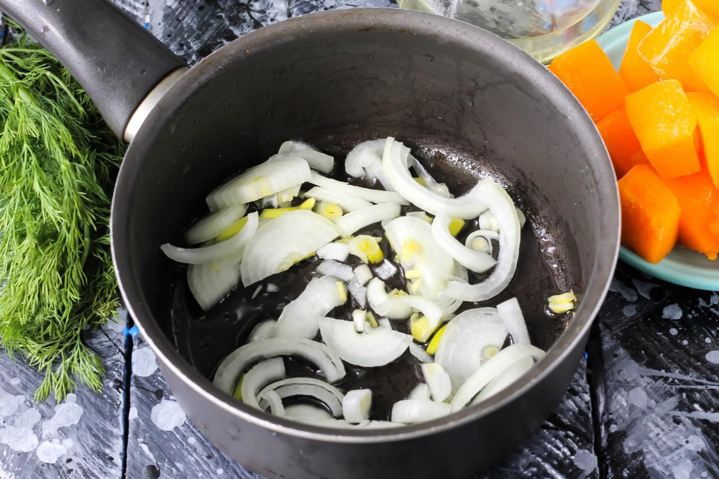 Шаг 3 приготовления Тушеная тыква с луком и зеленью