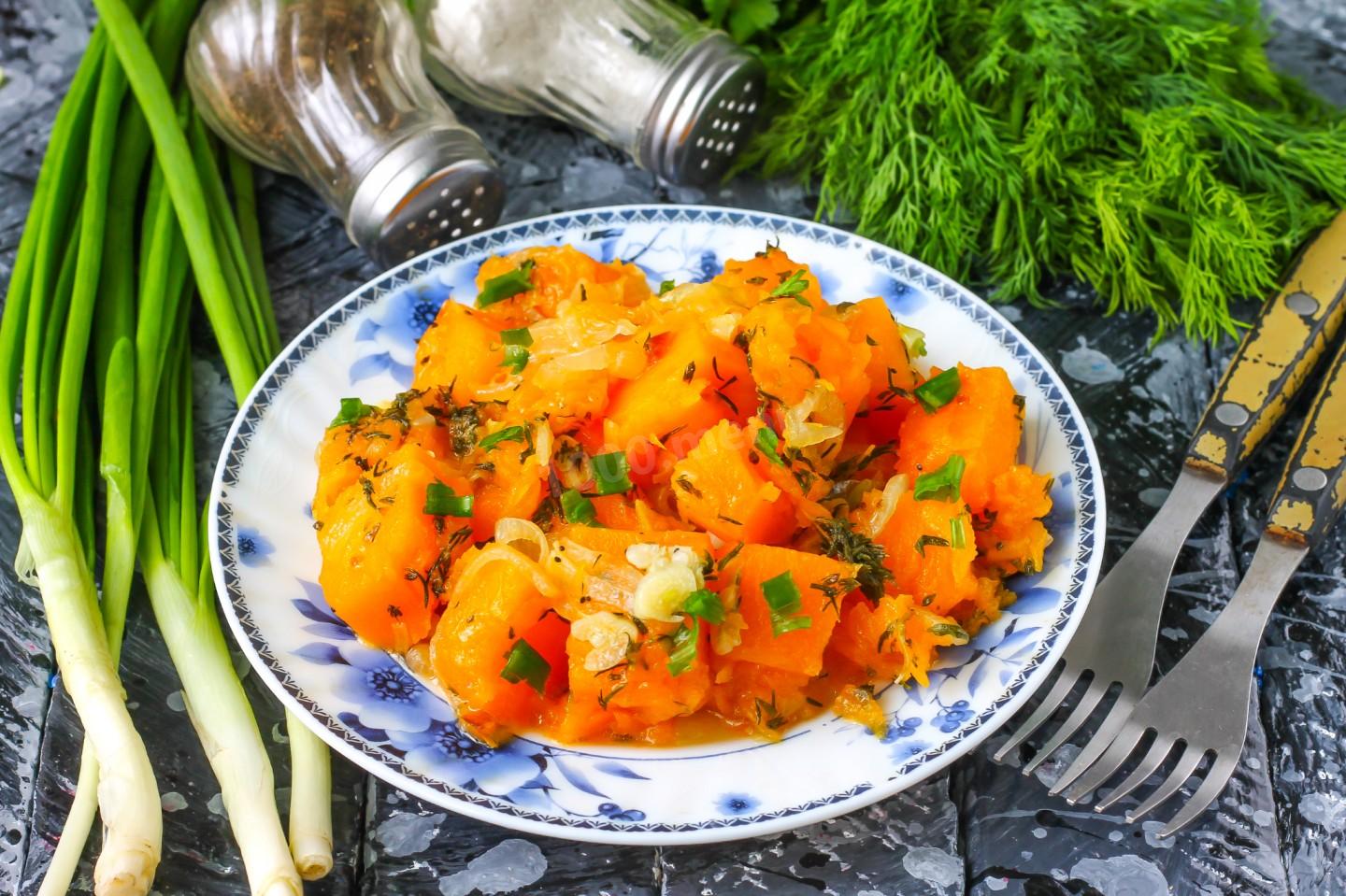 Шаг 8 приготовления Тушеная тыква с луком и зеленью