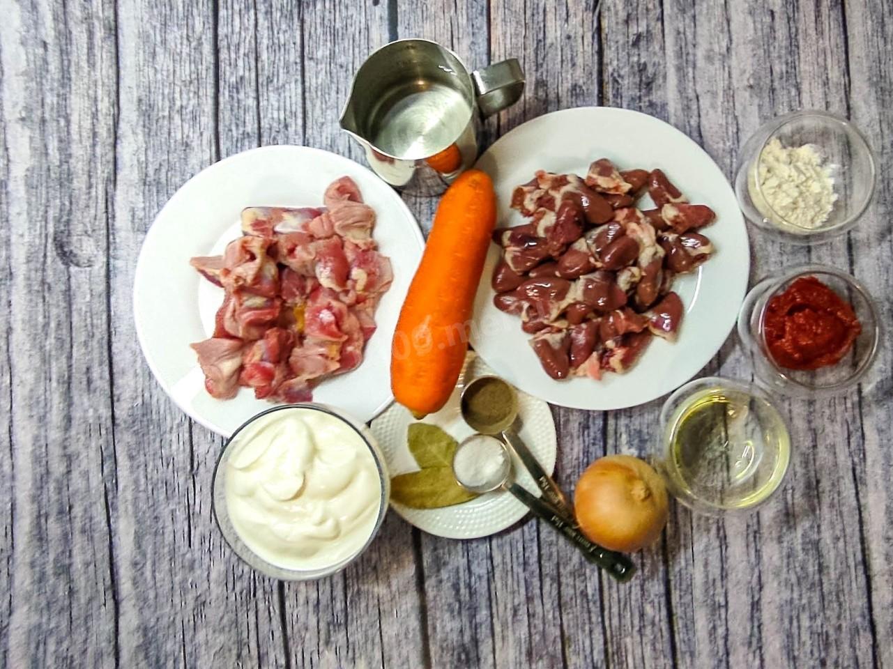 Шаг 1 приготовления Куриные желудки и сердечки тушеные на сковороде в сметане